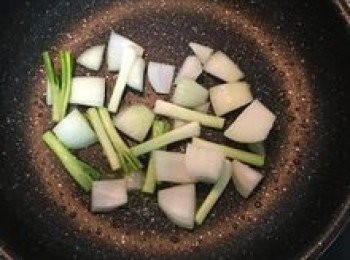 step8: 原鍋餘油炒香洋蔥與蔥白；