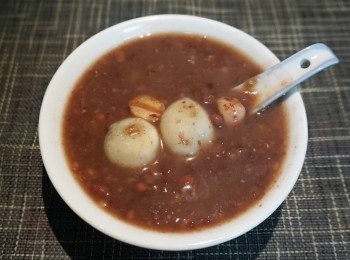 step3: 煲一煲清水，加入湯圓，用中火煮至湯圓浮起；
將湯圓加入紅豆沙，完成！