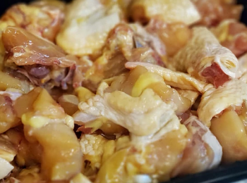 step1: 雞洗乾淨斬件， 用雞粉、糖、豉油各1湯匙及少許花雕、麻油醃三小時或以上