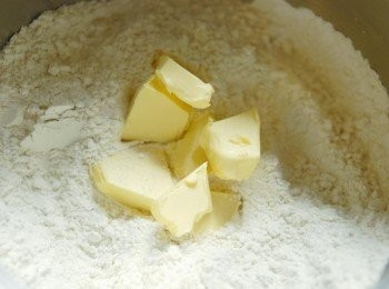 step2: 先將麵粉與發粉拌勻，然後加入已切小塊的奶油。用手碎奶油，與麵粉拌勻，成顆粒狀.