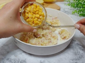 step9: 加入煙肉洋蔥粒、沙律醬及粟米粒撈勻成粟米薯蓉餡備用