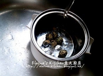 step6: 鵪鶉蛋放入美的早餐機的煲內 , 加水 , 蓋上蓋按<蒸 / 煮>功能