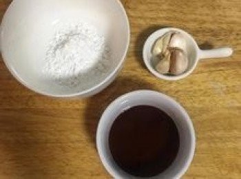 step18: 蒸碗粿時可順便煮<span class="group_5">蒜味淋醬</span>；秤好在來米粉和古早味油膏；蒜頭洗淨拍扁；