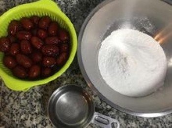 step1: 帶核紅棗較香，將紅棗洗凈後，泡水3小時以上；水磨糯米粉和水分別秤好。