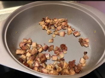 step2: 燒熱鑊加入叉燒粒炒香