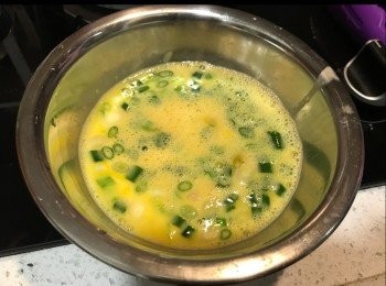step1: 蔥洗淨切粒；雞蛋打勻，加入蔥花備用。