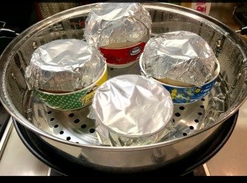 step3: 蛋白和椰皇水拌勻。

用小火， 把冰糖放鮮奶內煮溶即可， 不要大滾。糖溶掉後， 把椰皇水和蛋白混合物加進去， 再次拌勻，過篩後平均倒入椰皇殻內，再用錫紙包好，慎防倒汗水進入。最好用錫紙包哂整個椰皇，唔好只是上半部，會有倒汗水走入去椰皇，蒸後會稀鬆出水（我圖片為錯誤示範(ｰ ｰ;)

最後各自平衡放在碗上或其他容器上， 防止歪倒。

水滾後，放入蒸30分鐘，熄火再焗15分鐘， 攪掂。