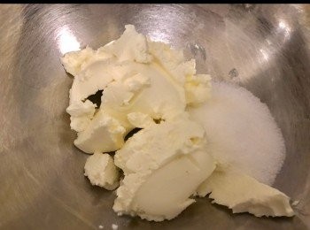 step1: 先把cheese 和糖拌勻至糖完全融合。