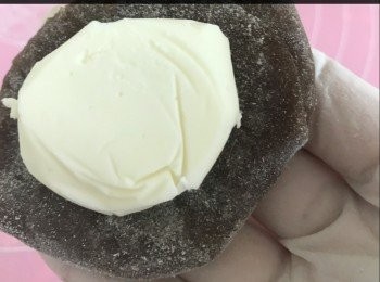 step13: 每一份粉糰用桿麵棍壓平展開， 再把Tiramisu 餡放進去， 收口包好放上鋪了熟糯米粉的碟上。