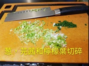 step1: 檸檬葉，葱和芫茜頭切碎，豆角切薄片