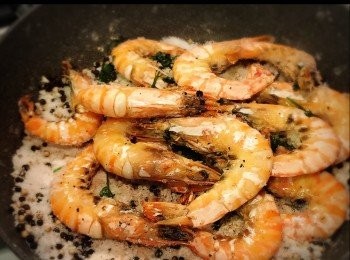 step6: 見蝦已七至八成熟，可加入芫茜，一齊炒勻。炒出來的蝦會帶鹽香味，配合胡椒和芫茜的點綴，好滋味～！