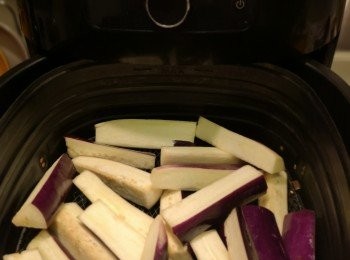 step3: 如果用空氣炸鍋茄子加約一兩湯匙油撈混。用180度焗約8分鐘，炸鍋時間必須自己目測。你可以選擇用油走油，但茄子會比較油啲。