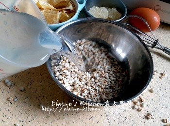 step1: 生薏米放入碗內加水浸過面靜待30分鐘