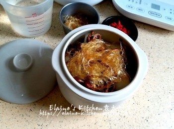 step4: 逐一將雞殼 , 金華火腿 , 冬瓜 , 茶樹菇及素翅放入美的陶瓷蒸燉寶的燉盅內