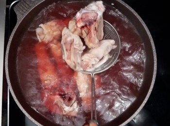 step2: 撈出豬骨再清洗乾淨