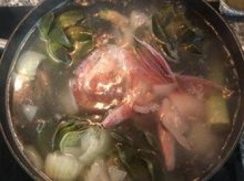 step12: 魚骨用廚房剪刀剪成6塊；與魚頭和魚下巴一起放入朝鮮薊湯中熬煮，下魚後也加入2湯匙米酒共煮。