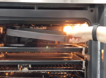 step1: 因天氣潮濕關係，我將日本蝦皮用100度焗1分鐘左右。（如果蝦皮感覺脆身，可以不用做）