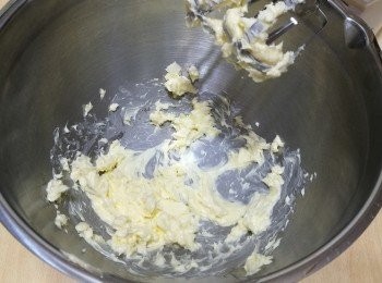 step3: 把鹽放進軟化的牛油，用打蛋器打發。