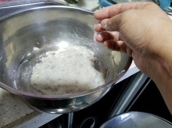 step7: 用手將蝦膠由上摔向一個大碗,摔約30次至起膠,反轉碗蝦肉也不會掉下