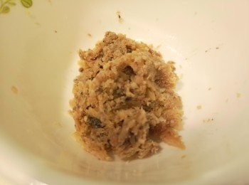 step2: 蒸好的咸魚需要起骨，然後搓成咸魚蓉備用。