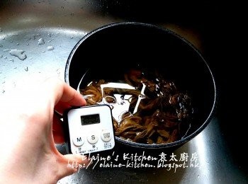 step6: 期間將梅菜去頭放入煲內 , 加水浸過面靜待30分鐘