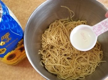 step4: 將一湯匙油加入蝦子麵中拌勻。