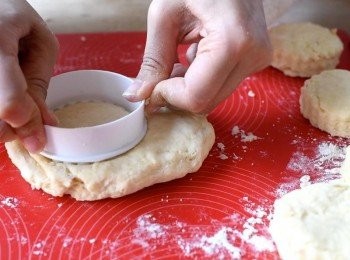 step4: 在枱上灑少許麵粉，放上麵糰，用手輕力將麵糰推成完整麵糰（*不要搓麵糰，要輕力）

用手將麵糰壓成約2-3cm厚，然後用水杯或餅乾模印出圓形 （不要用擀麵棒壓麵團，用手會較好）