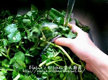 step2: 浸10分鐘後將西洋菜稍為剪一剪短 , 再用水沖一沖乾淨