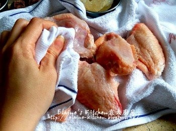 step1: <a href="https://bit.ly/3zHU5V3" target="_blank" data-keyword="雞翼" class="guide-link"><strong>雞翼</strong></a> <span style="display:inline-block;vertical-align:middle;margin-top:-3px;color:initial;border-radius:3px;padding:2px 3px;font-size:12px;line-height:14px;background:#87d300;color:#fff;">即買</span> 用水洗淨抹乾水份 , 放入煲仔或大碗