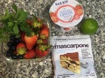 step2: 將水果和薄荷葉洗淨後，用可飲用的冷開水再沖洗3次後瀝乾。