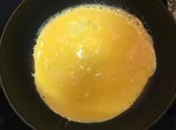 step3: 3顆蛋加1/3茶匙鹽打散，平底鍋抹油，開小火，冷鍋下蛋液讓煎出的蛋皮顏色更鮮黃，煎到表面蛋液凝固後翻面再略煎後即可起鍋備用，3顆蛋總共煎3片；