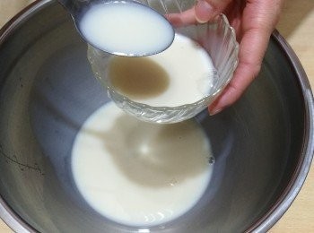 step3: 把棉花糖牛奶倒進甜品杯內，放進雪櫃，使它凝固。