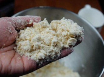 step2: 在大碗內，篩入麵粉和鹽，加入小塊的牛油。用手搓碎牛油，與麵粉拌勻，像麵包糠般（*如做甜搭皮，加入45克砂糖和1/8茶匙鹽)