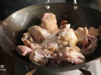 step2: 接著加入冰糖炒出糖色。