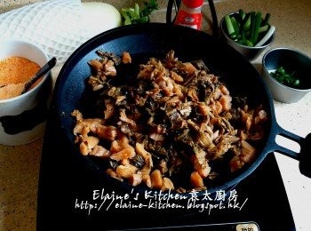 step8: 放入美的早餐機的煎pan內 , 按<煎餅>功能 , 加少許麻油及黃糖炒數分鐘至有香味