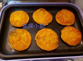 step10: 煎至金黃反轉繼續煎。煎至兩面金黃即可    如不喜愛市面售的紅豆餡(過甜) 可選擇自家制也很簡單哦。