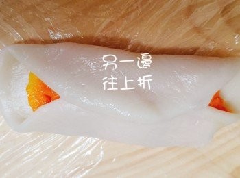 step13: 再將另一邊皮往上折。這過程中記得芒果汁不要粘在收口的地方，會影響包唔包得實。