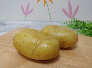 step3: 在薯皮上掃小許油備用