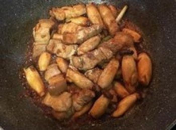 step5: 延鍋邊放入米酒再加入白胡椒粉；