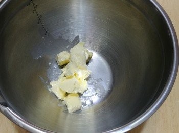 step2: 牛油放在室温軟化，切細。