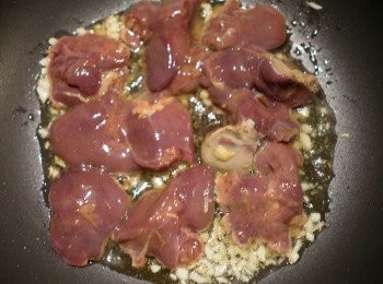 step3: 起油鍋，下蒜末弱火爆香。
蒜頭味道出來後，下雞肝轉中火炒。