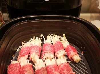 step2: 預熱空氣炸鍋，爐溫190度焗製時間6分鐘,中途要反一反。每個爐都有分別，請自行目測。