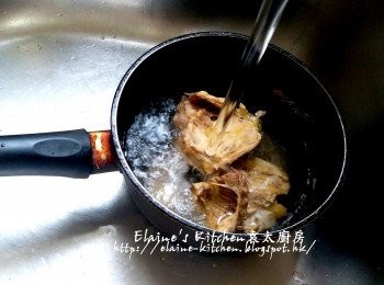 step2: 將雞殼沖一沖洗去碎骨及瀝乾水份