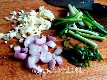 step2: 蒜頭去衣切粒 , 乾蔥頭去衣切片 , 蔥切段及切絲