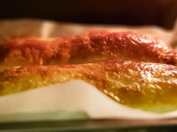 step5: 把焗爐調至180度預熱十分鐘， 放入香蕉朱古力酥焗30分鐘，即成