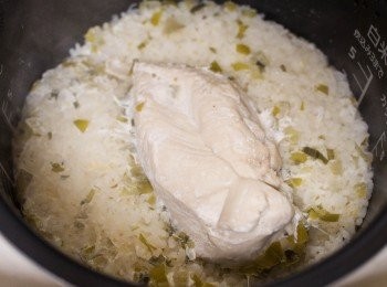 step4: 煮好飯後，將蔥段及雞肉取出，飯拌一拌。
＊如果放入的是蔥末，不用取出也ＯＫ