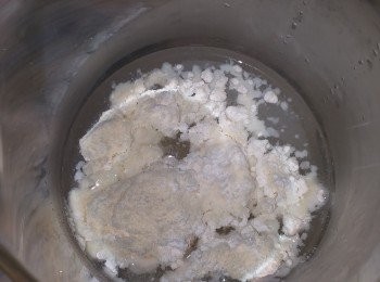 step2: 將低筋麵粉/粟粉，
配方奶粉加入溫開水中，