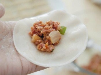 step3: 將<span class="group_2">醃料</span>放在餃子皮中間，用手指點些，在皮邊塗一點水（不要太多）