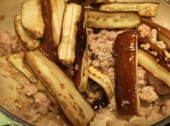 step7: 將茄子落鑊炒一陣，加上約半碗熱水蓋蓋炆5分鐘，開蓋再炒一炒，再蓋蓋直至淋軟度是你的要求。