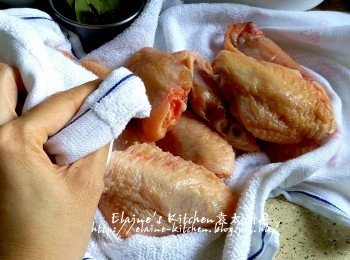 step1: <a href="https://bit.ly/3zHU5V3" target="_blank" data-keyword="雞翼" class="guide-link"><strong>雞翼</strong></a> <span style="display:inline-block;vertical-align:middle;margin-top:-3px;color:initial;border-radius:3px;padding:2px 3px;font-size:12px;line-height:14px;background:#87d300;color:#fff;">即買</span> 洗淨抹乾水份 , 放入煲內加水 , 用中火待煮滾